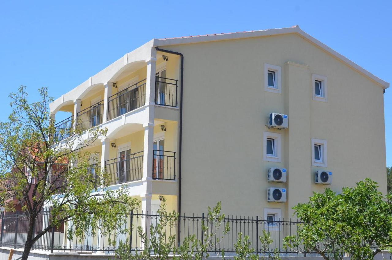 Apartments Neli Vinišće Екстериор снимка